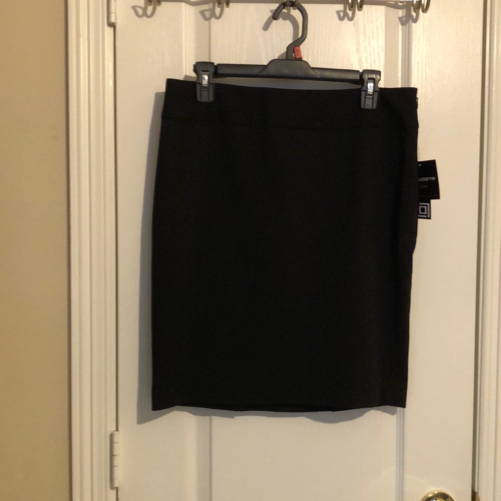 NWT LIZ Claiborne skirt size 10P black.